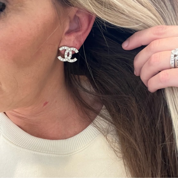 Chanel 15C White silver and Crystal cc logo earrings - NEW with TAGS & RECEIPT! - Picture 5 of 8